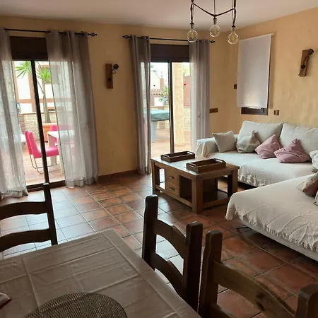 Laura Mar نيرخا